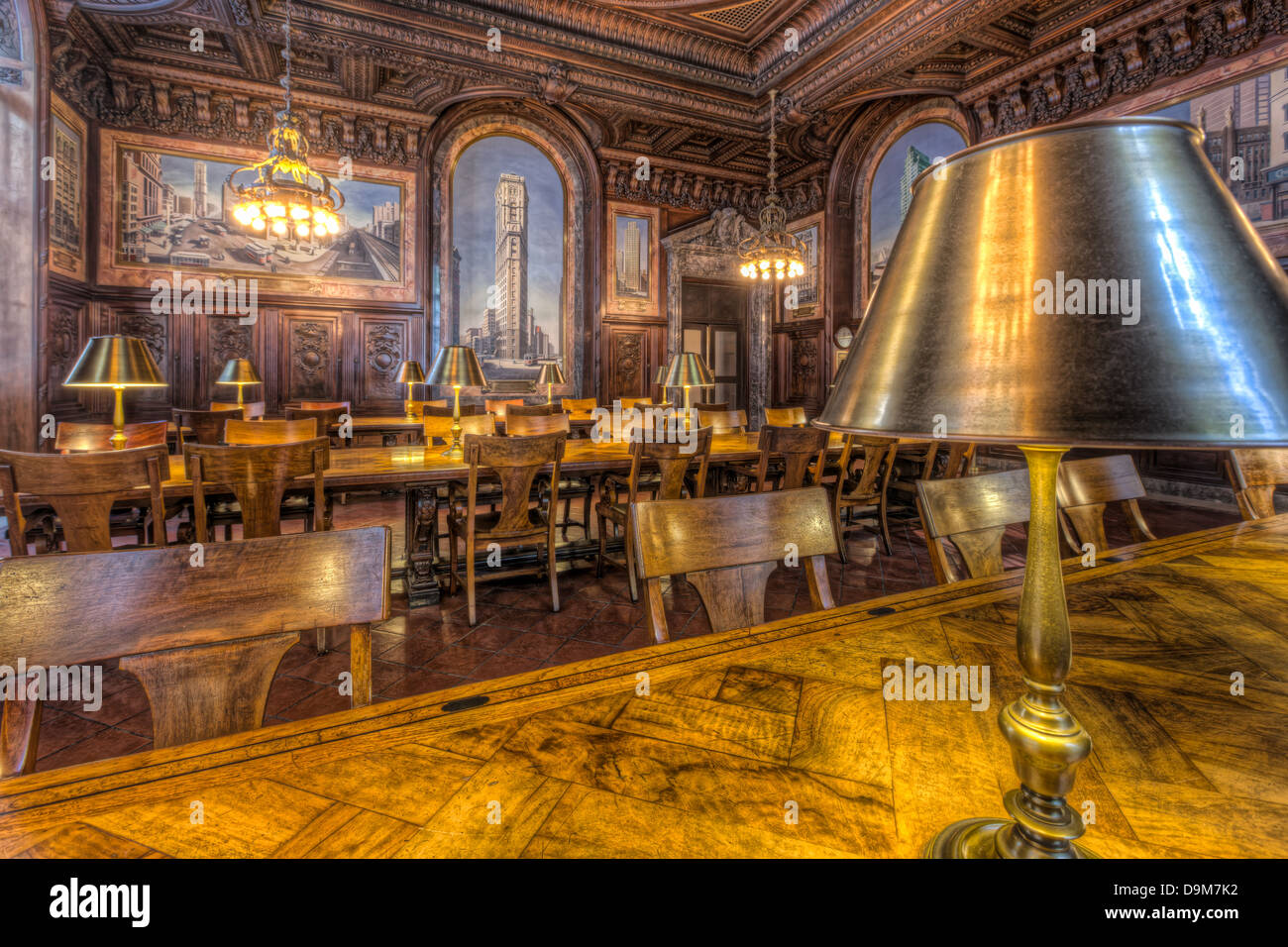 La boiserie in legno e affreschi decorano la Biblioteca Pubblica di New York's DeWitt Wallace Sala Periodici. Foto Stock