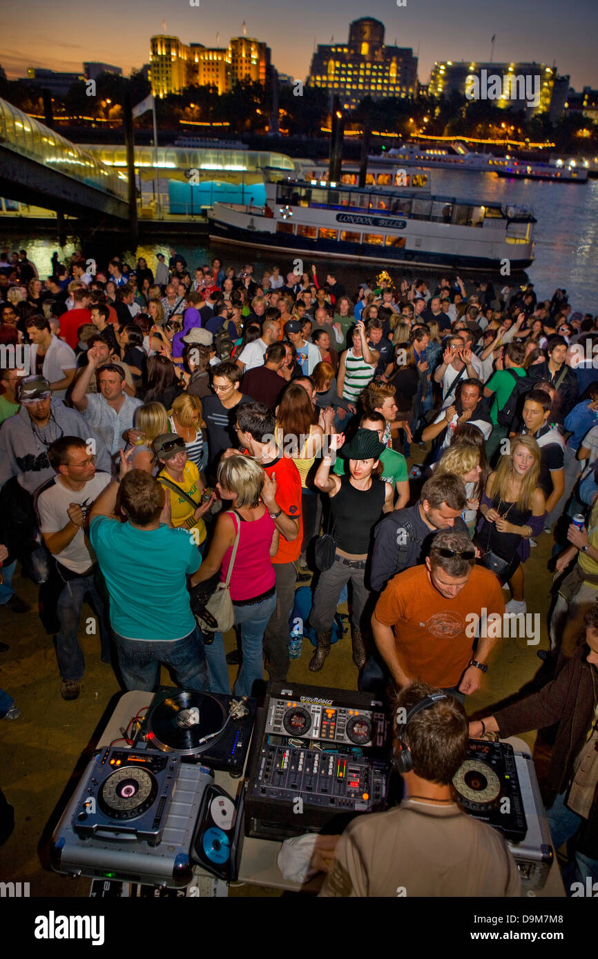 Rave sul Tamigi beach durante il Festival Thames, London, Regno Unito Foto Stock