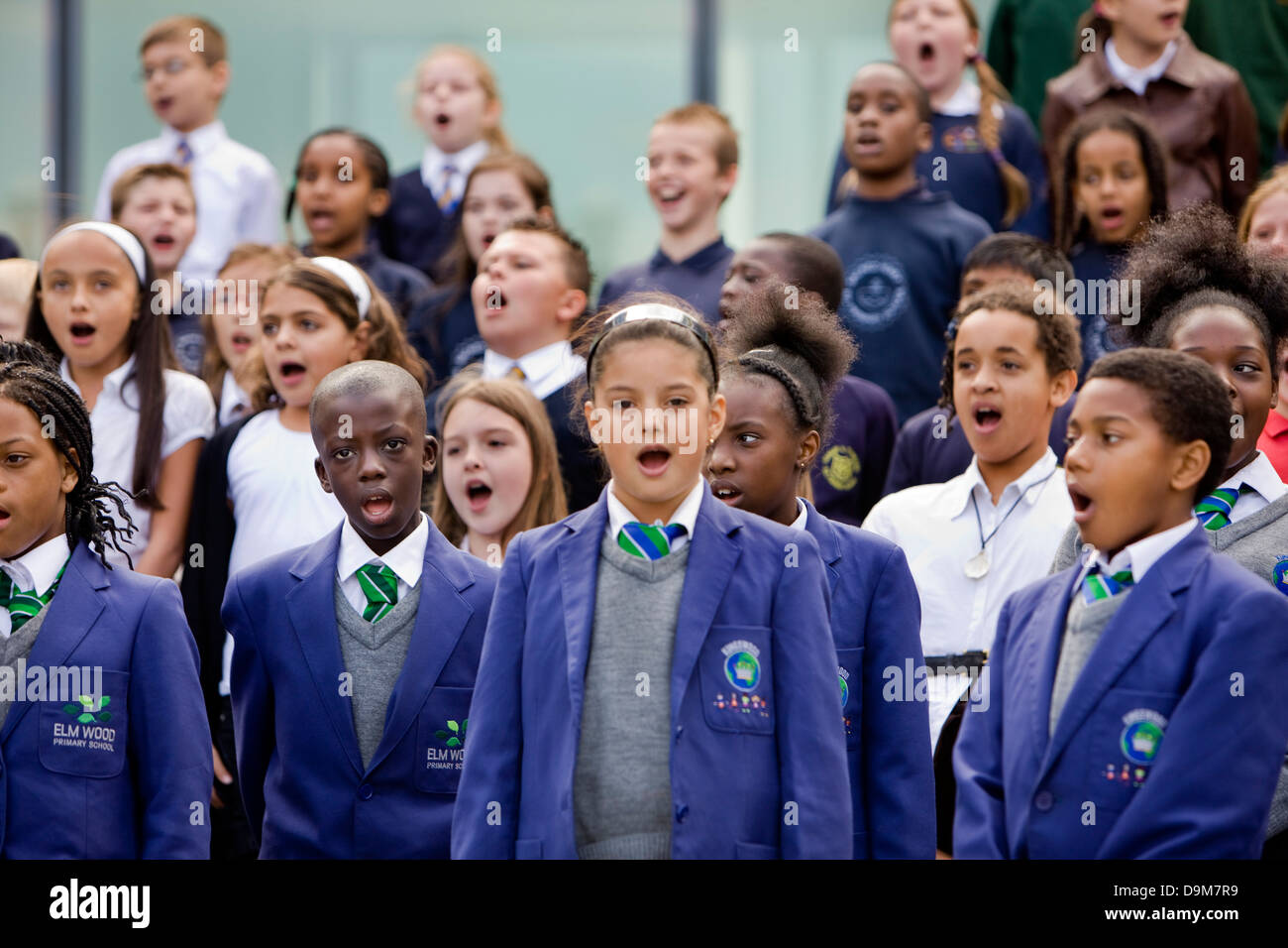 Kids' coro, un coro di massa di 750 voci, Thames Festival, London, Regno Unito Foto Stock