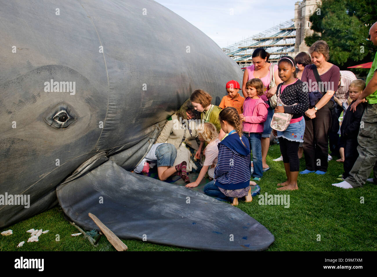 Arrampicata per bambini in un modello di balena per ascoltare storie, Thames Festival 08, Foto Stock