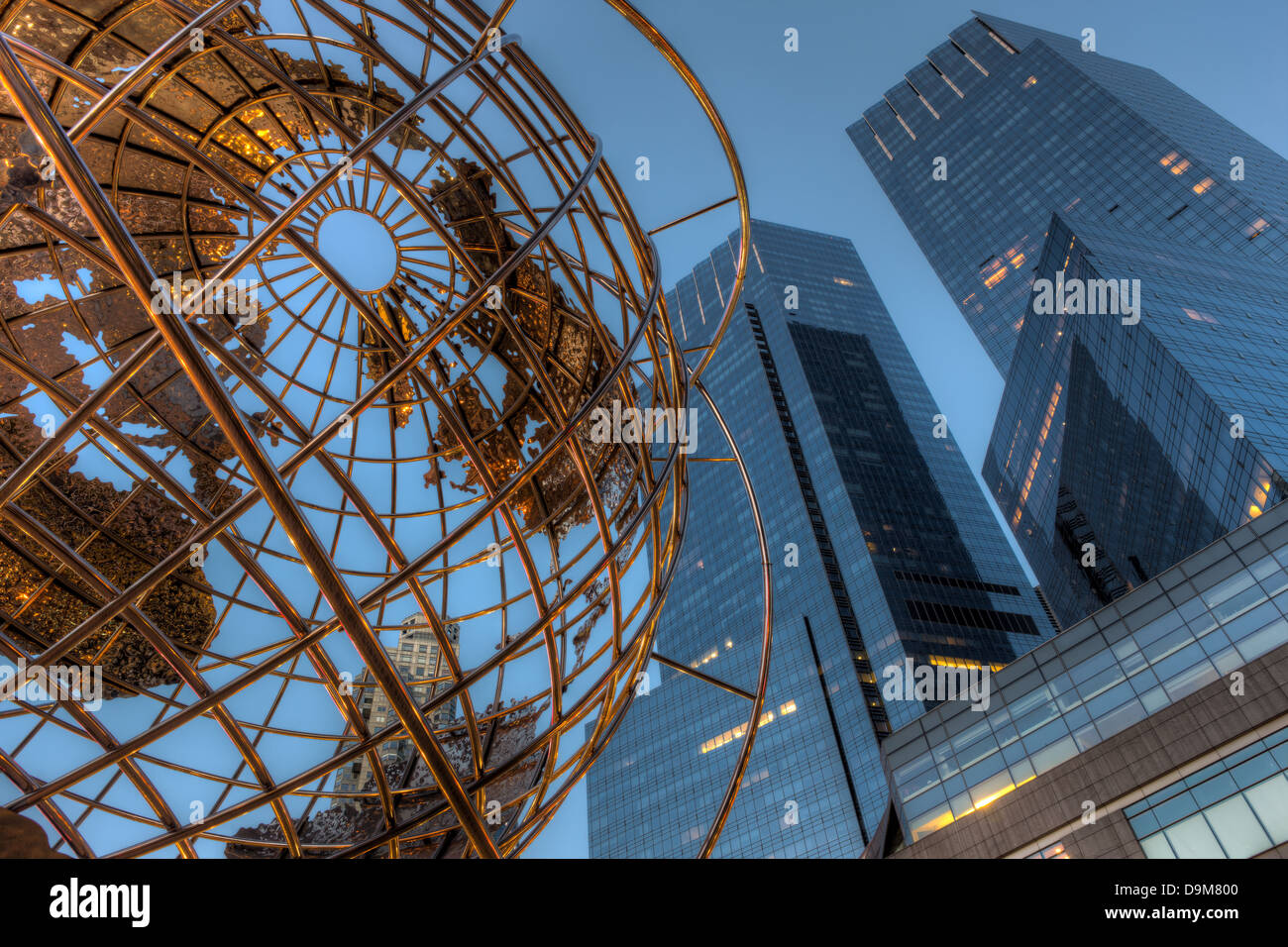 Il globo di acciaio al di fuori del Trump International Hotel e le torri di Time Warner Center a Columbus Circle a New York City. Foto Stock