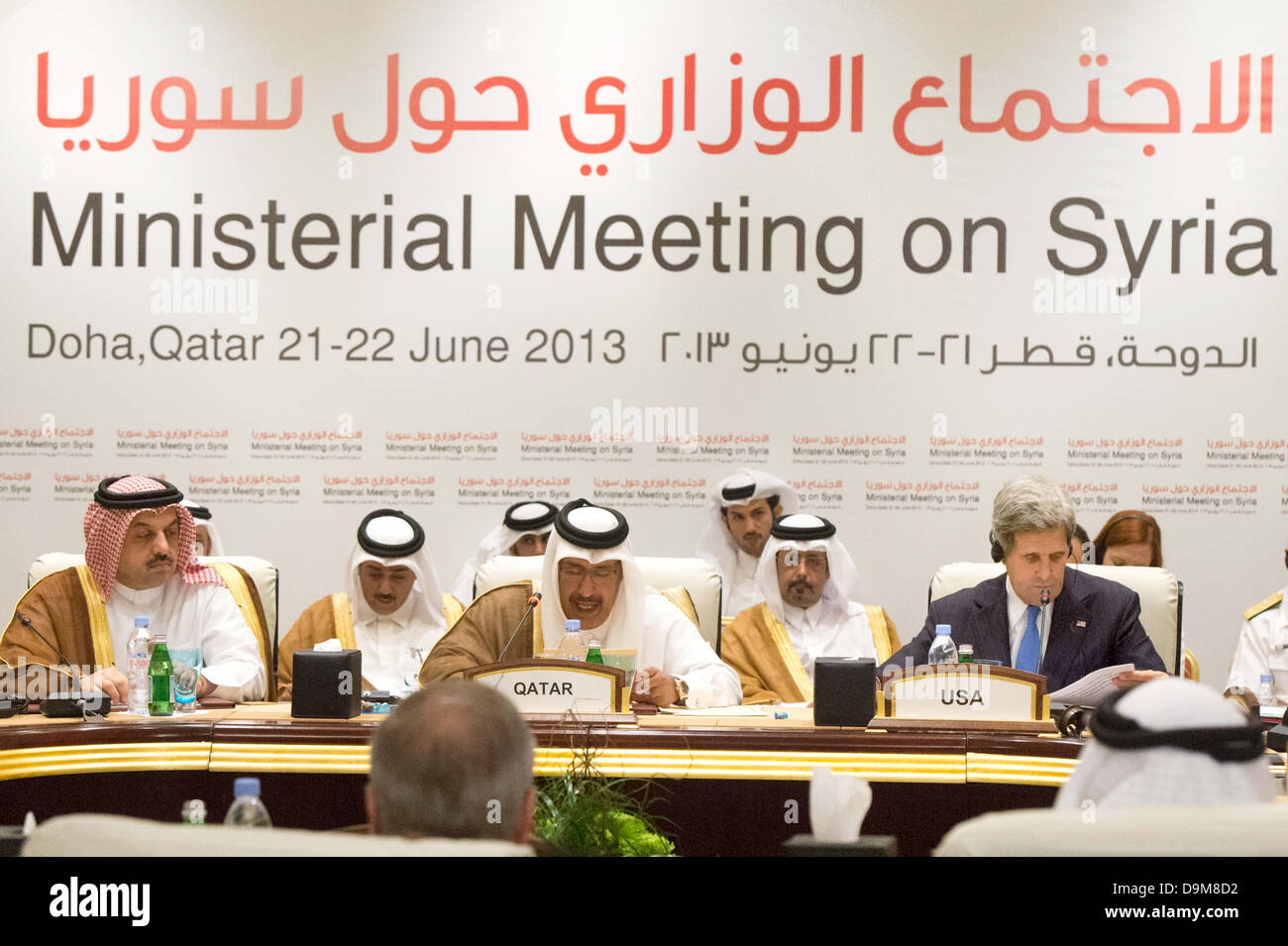 Ministro degli Affari Esteri dell Arabia Saudita (L-R) il Principe Saud al-Faisal bin Abdulaziz al Saud, ministro degli Affari Esteri del Qatar Hamad bin Jassim bin Jaber al Thani e il Segretario di Stato americano John Kerry prendere parte alla riunione dei ministri degli esteri della Siria gruppo di contatto a Doha, Qatar, 22 giugno 2013. Gli amici della Siria gruppo di paesi si sono riuniti in Qatar per discutere offrendo un sostanziale appoggio militare ai ribelli combattono per estromettere il Presidente Bashar al-Assad. Il 11-gruppo di paesi è fatta di Gran Bretagna, Francia, Stati Uniti, Germania, Italia, Giordania, Qatar, Arabia Saudita, Turchia, Egitto e il Regno Ara Foto Stock