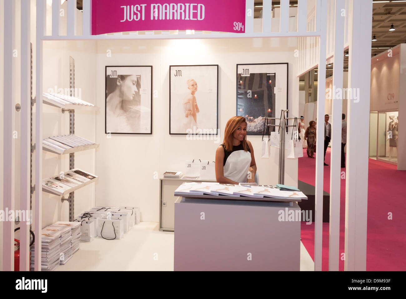 Milano, Italia - 21 Giugno 2013: la gente visita SposaItalia, Salone internazionale della sposa e usura formale a Milano. Foto Stock