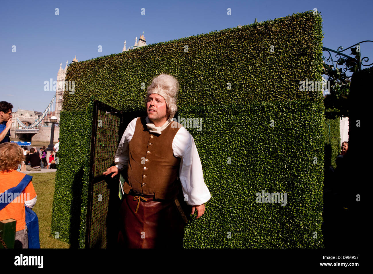 Thames Festival 2009, potters field park. Teatro di farsi beffe di eseguire un gioco storico in un giardino segreto. Foto Stock