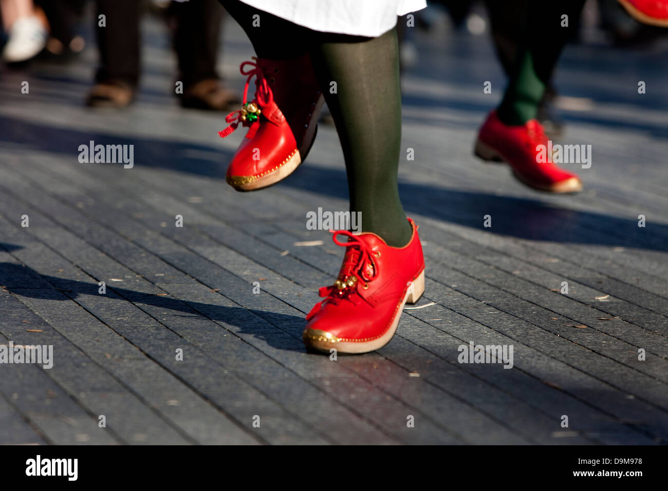 Thames Festival. Femmina di intasare i ballerini di esibirsi di fronte al Tower Bridge, London, Regno Unito Foto Stock