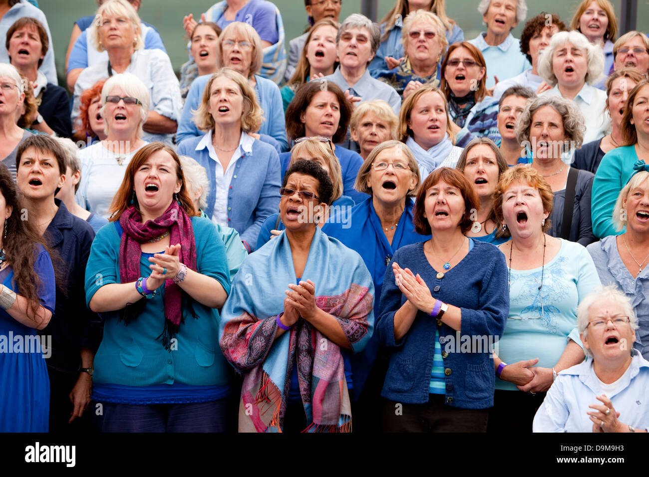 Un 800 voice choir cantando per acqua antistante il Municipio, Thames Festival, London, Regno Unito Foto Stock