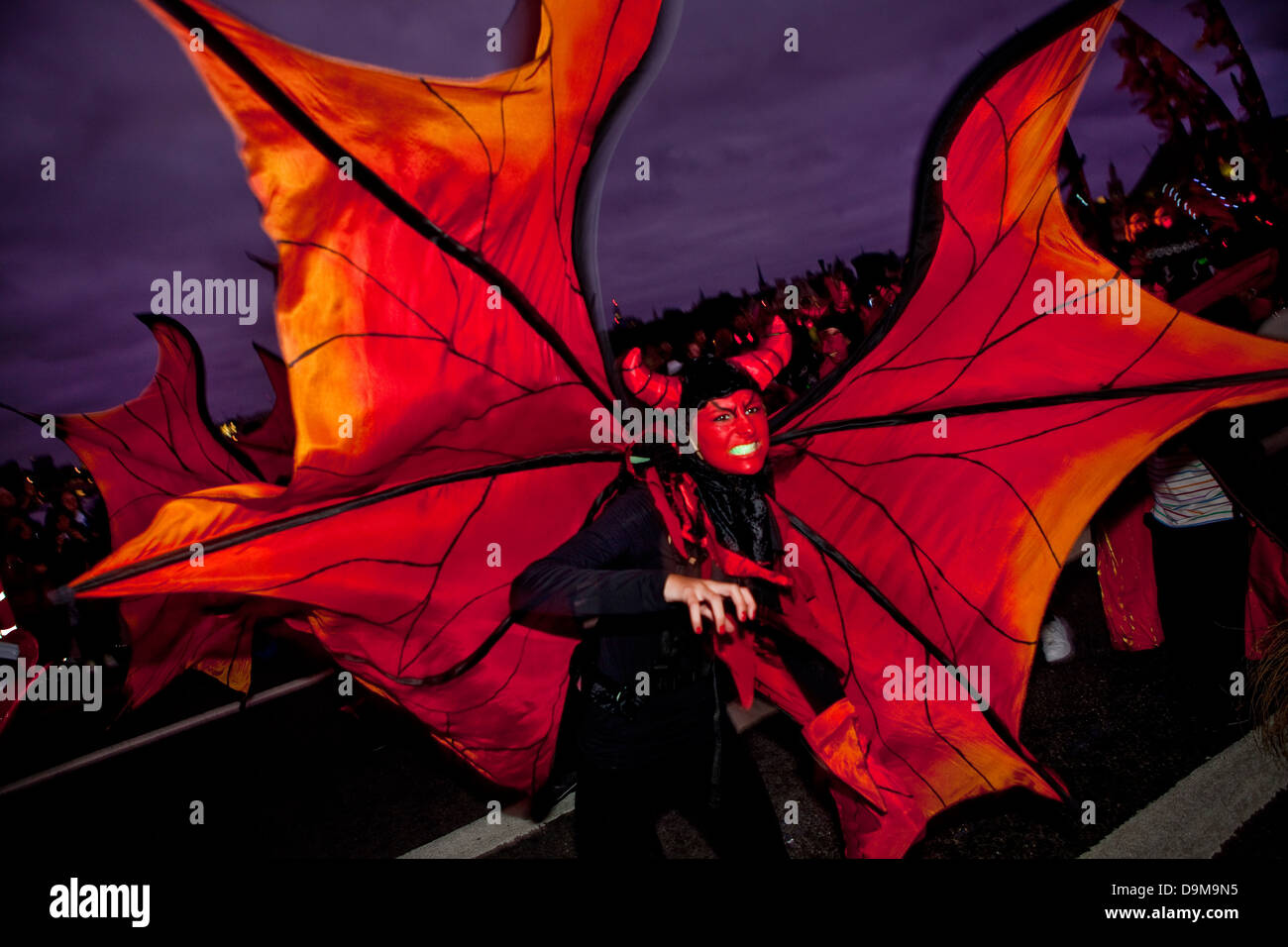 Thames Festival 2009. La Notte di carnevale oltre 2000 ballerini attraversando il Blackfriars bridge Foto Stock