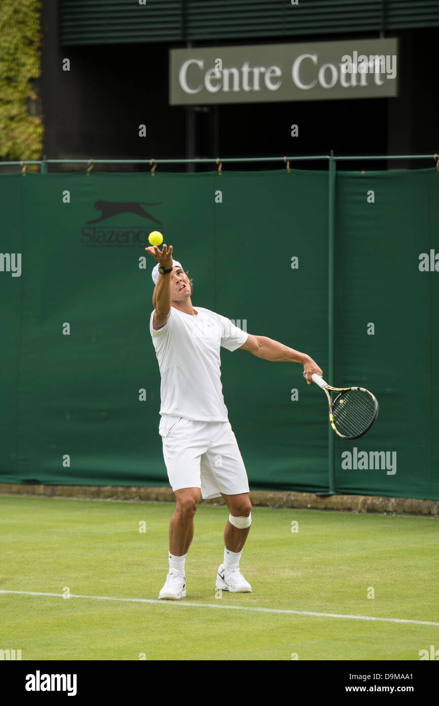 Il torneo di Wimbledon, Londra, Regno Unito. Il 22 giugno 2013. Il torneo di Wimbledon Tennis Championships 2013 tenutosi presso il All England Lawn Tennis e Croquet Club di Londra, Inghilterra, Regno Unito. Fresco dal suo Roland Garros trionfo, nessun seme 5 Rafael Nadal pratiche su Wimbledon la corte 14. Credito: Duncan Grove/Alamy Live News Foto Stock