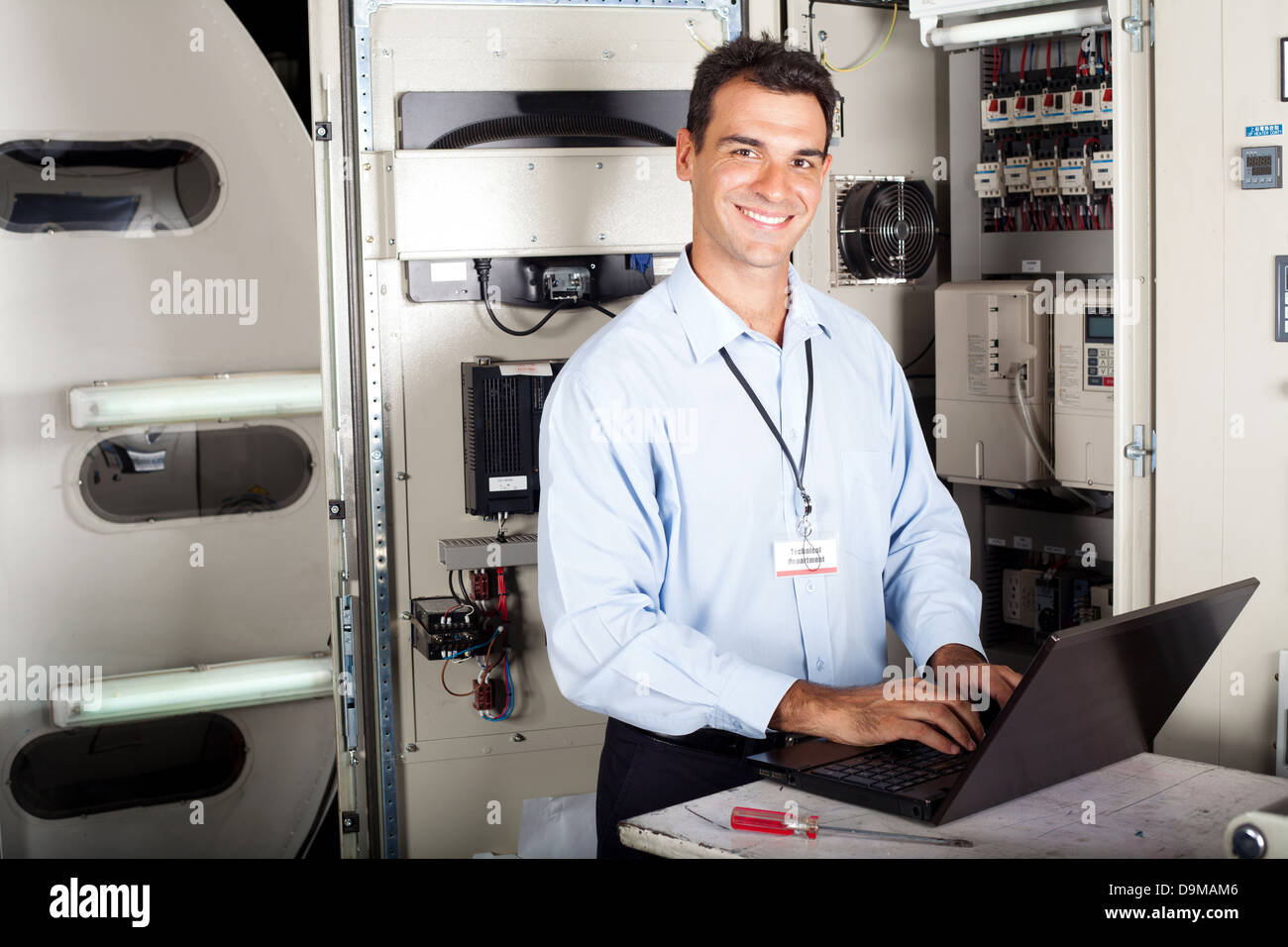 Ritratto di professionale tecnico industriale nella parte anteriore della macchina Foto Stock