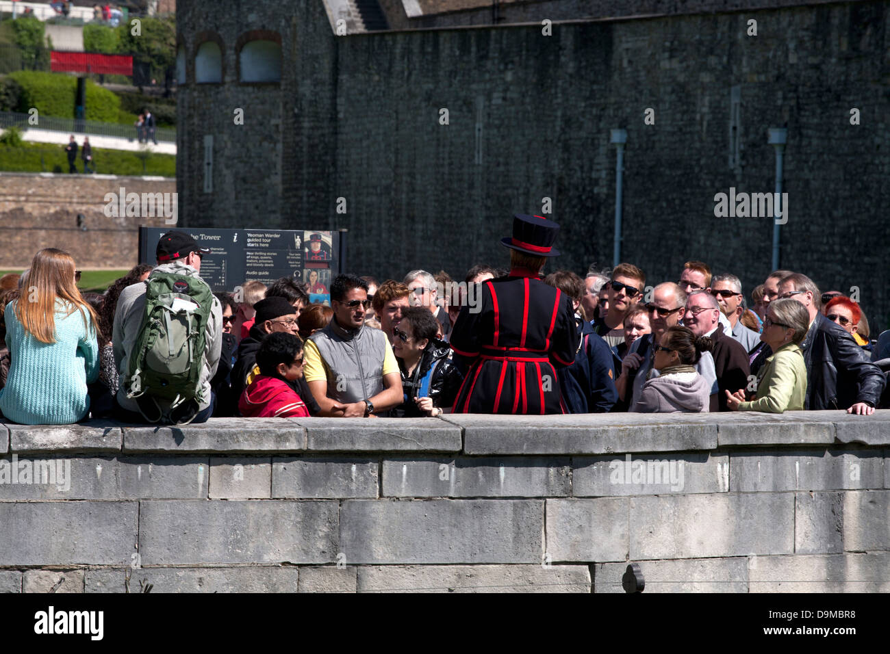 Yeoman Warder con il gruppo turistico Torre di Londra Inghilterra Foto Stock