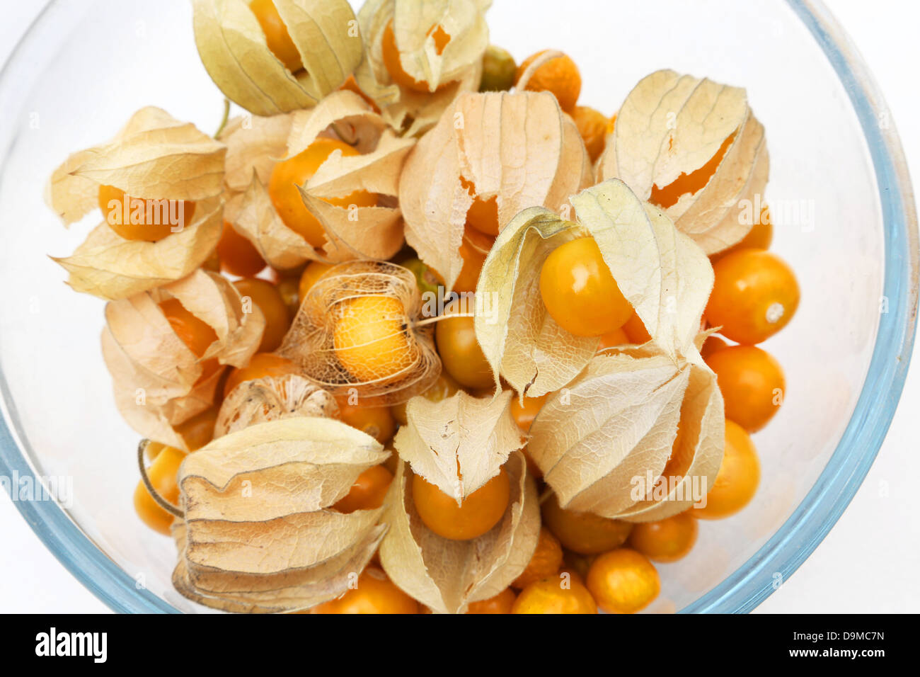 Una ciotola di Ripe Ribes del capo (Physalis Peruviana) tutti nel loro calice da Nightshade Family Foto Stock