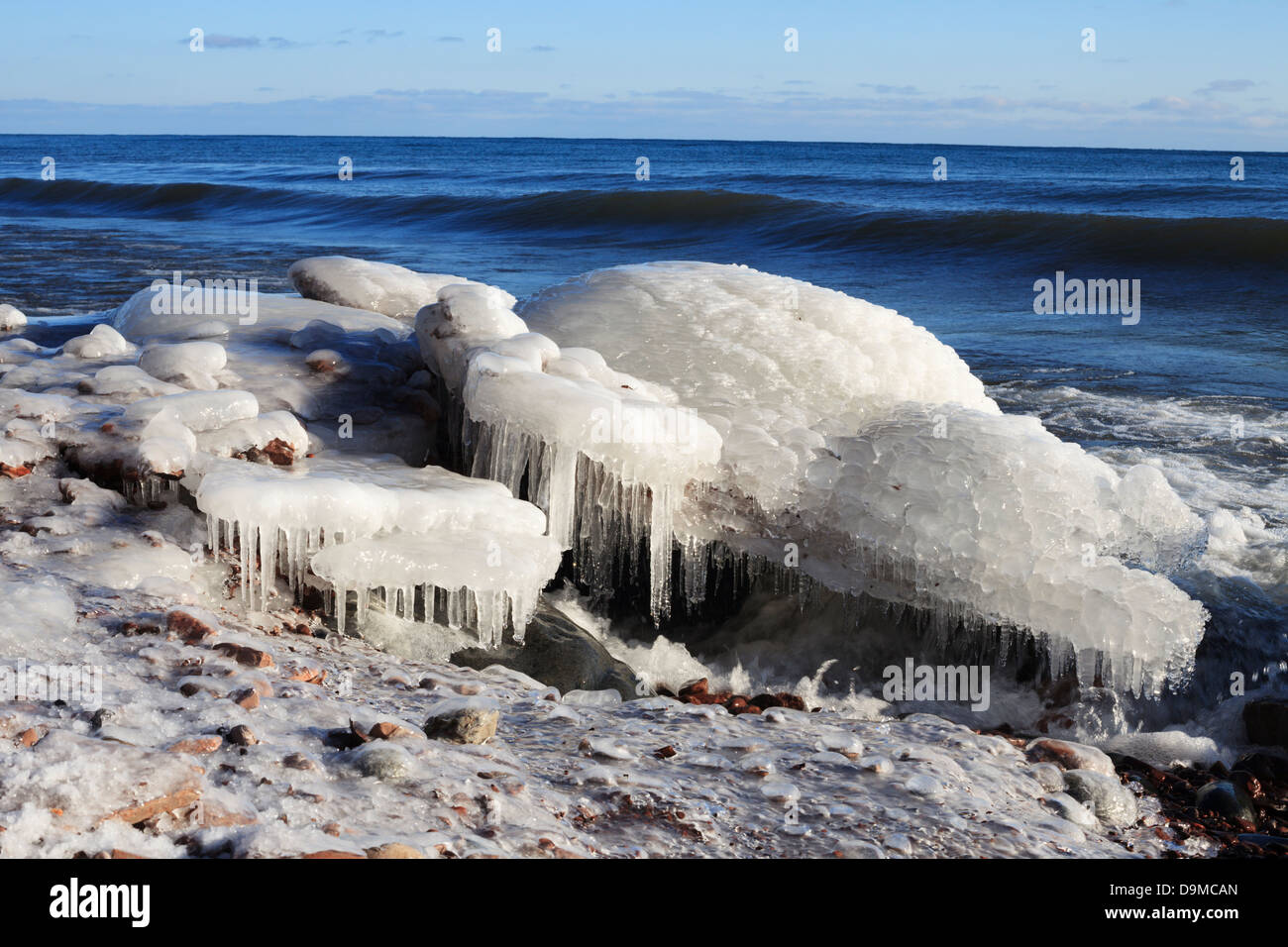 Coperte di ghiaccio rocce sulla riva settentrionale del lago Superior, Minnesota. Foto Stock