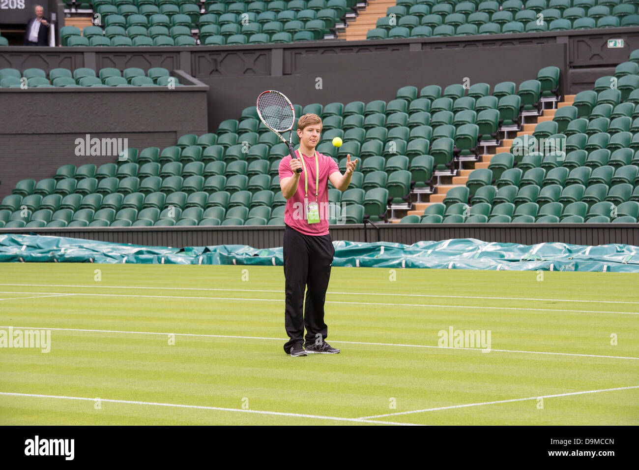 Londra, Regno Unito. Il 22 giugno 2013. Pratica e preparazioni a prendere posto davanti a Wimbledon Tennis Championships 2013 tenutosi presso il All England Lawn Tennis e Croquet Club. Vista generale (GV). Probabilmente il solo non giocatore ha consentito di esercitare una racchetta sul Centre Court! Un tecnico di Hawkeye prove il sistema. Credito: Duncan Grove/Alamy Live News Foto Stock