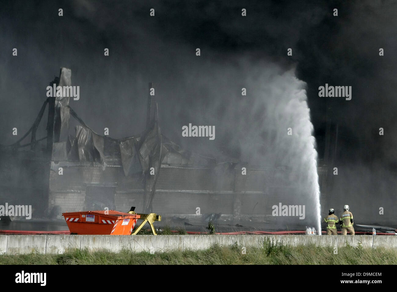 Ludwigshafen, Germania. Il 22 giugno, 2013. I vigili del fuoco di spegnere un incendio in Ludwigshafen, Germania, 22 giugno 2013. Un grave incendio in un magazzino a Ludwigshafen ha causato un enorme pilastro di fumo. Foto: FREDRIK VON ERICHSEN/dpa/Alamy Live News Foto Stock