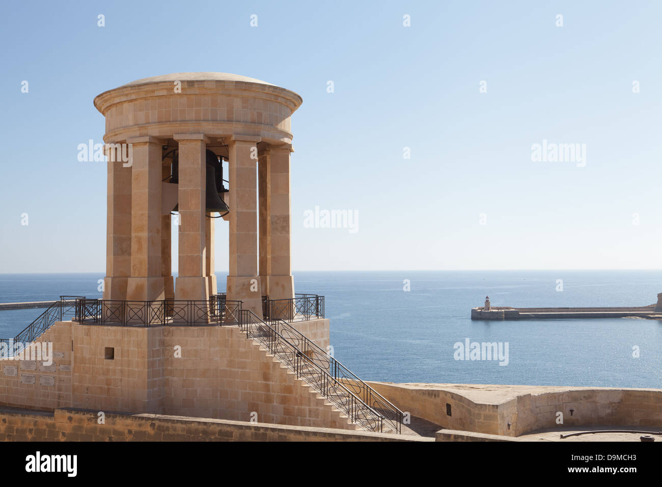 Assedio campana e la II Guerra Mondiale un monumento a La Valletta, Malta. Foto Stock