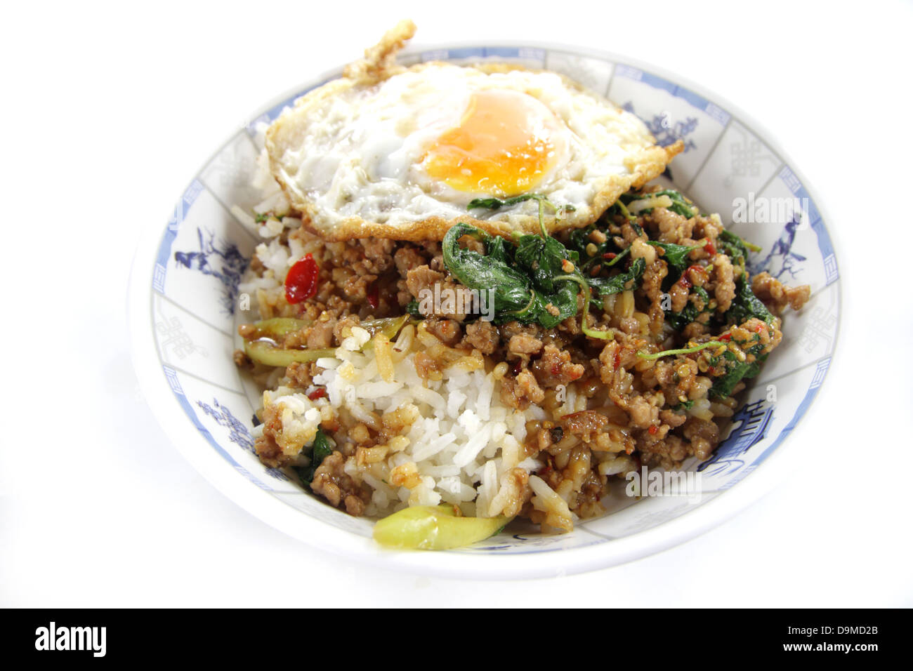 Cibo tailandese , riso con uovo fritto , carne di maiale fritto, peperoncino, basilico dolce, cibo piccante Foto Stock