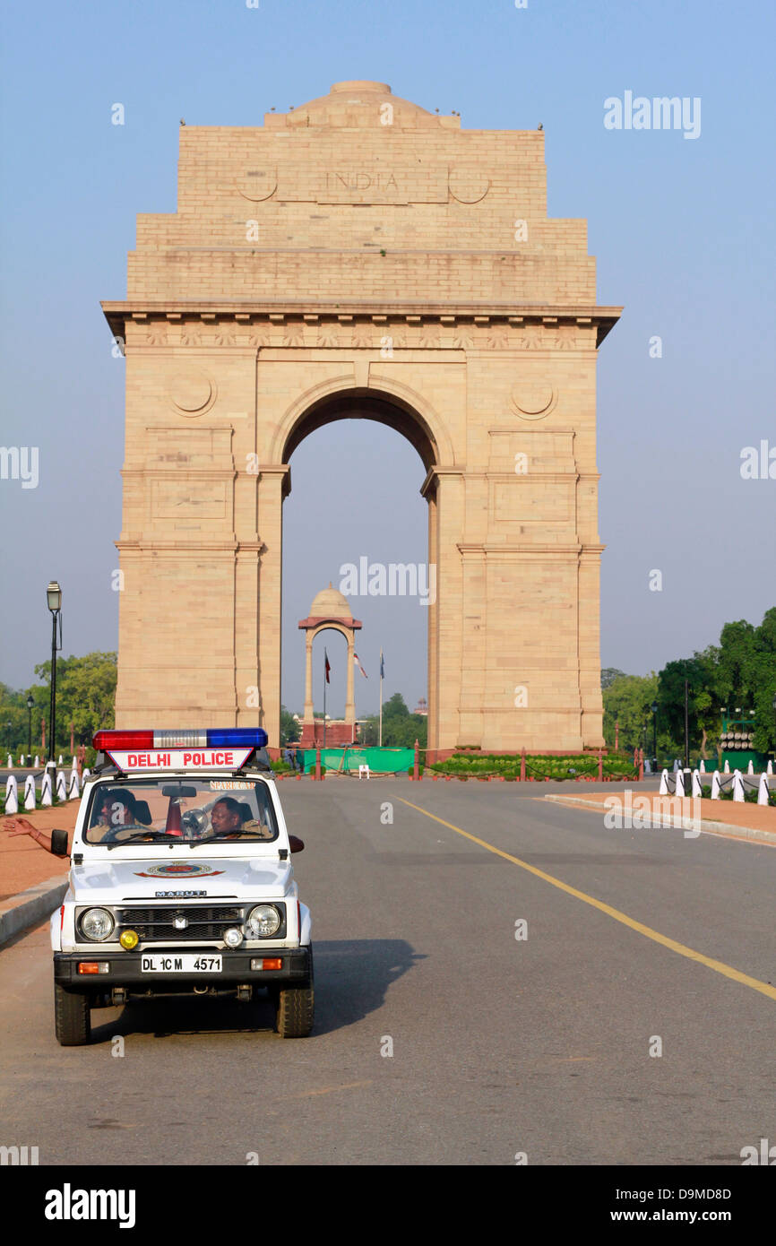 Jeep della polizia di fronte all India Gate New Delhi, India Foto Stock