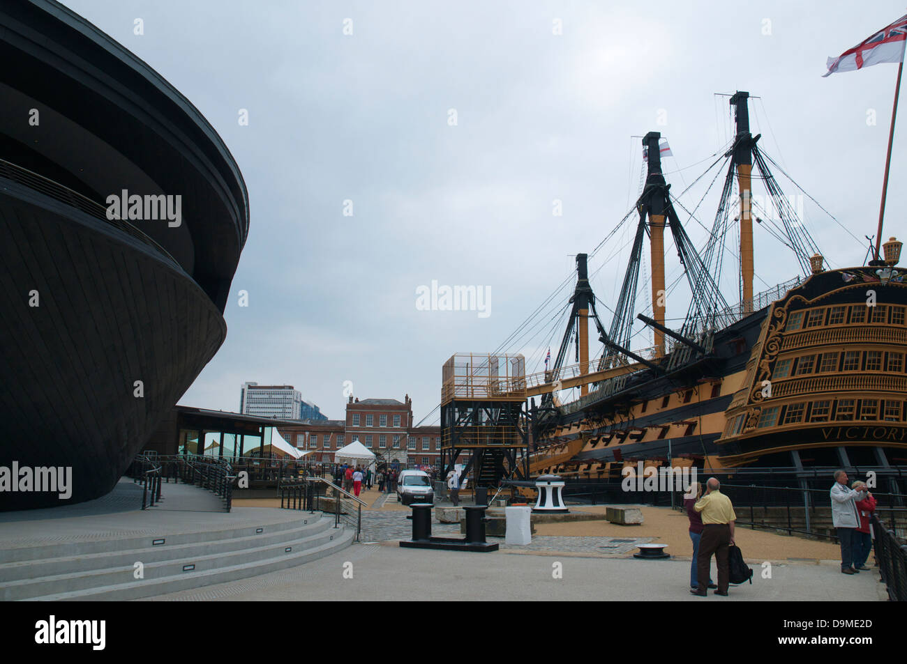 HMS Victory e la Mary Rose exhibition hall a fianco a fianco a Portsmouth Historic Dockyard Foto Stock