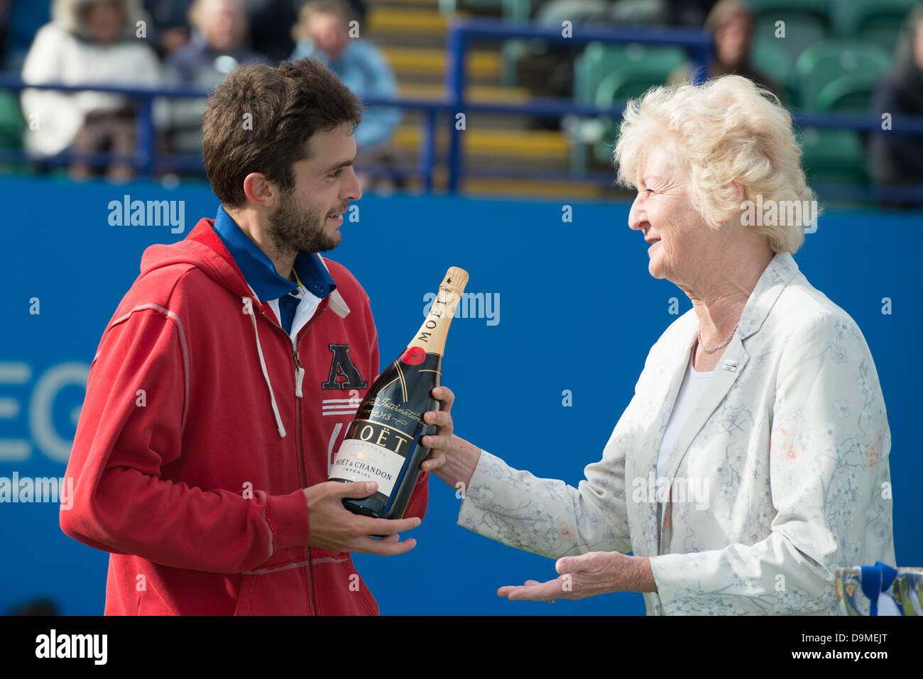 Eastbourne, Regno Unito - 22 giugno 2013. Gilles Simon di Francia riceve i suoi corridori Moet Chandon champagne dopo la finale di Aegon International contro Feliciano Lopez di Spagna. Feliciano Lopez ha vinto la partita 7-6, 6-7, 6-0. Credito: Mike francese/Alamy Live News Foto Stock