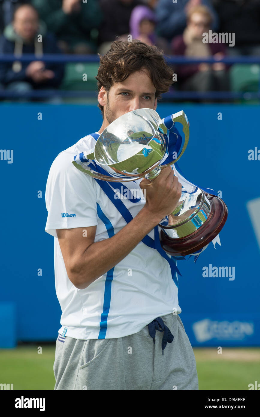 Eastbourne, Regno Unito - 22 giugno 2013. Feliciano Lopez di Spagna bacia il trofeo dopo aver vinto la finale di ATP Tour 250 Aegon International contro Gilles Simon della Francia. Feliciano Lopez ha vinto la partita 7-6, 6-7, 6-0. Credito: Mike francese/Alamy Live News Foto Stock