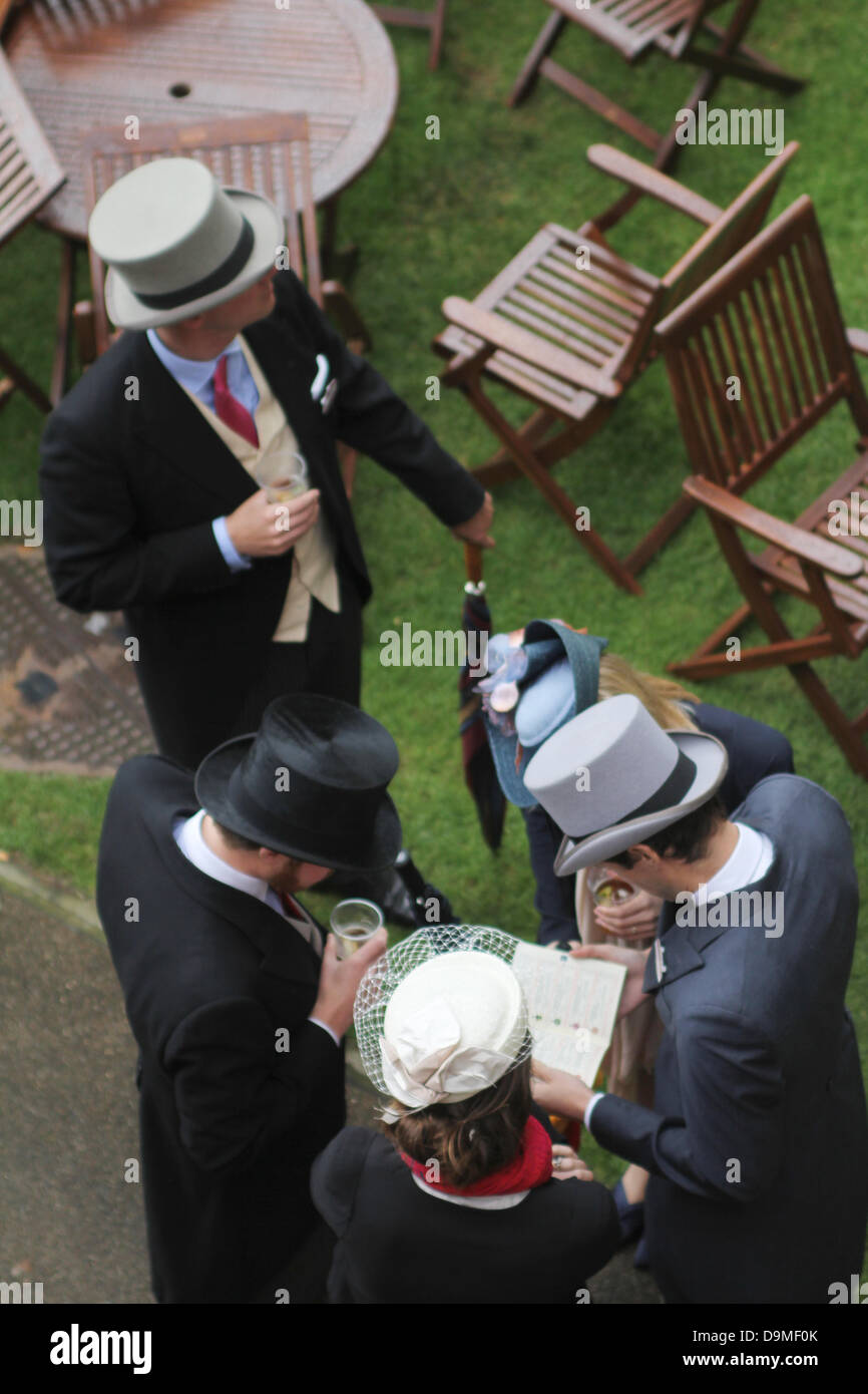 Royal Ascot Ascot Berkshire, Regno Unito. 22 giugno 2013. Frequentatori di gara godendo il racing al Royal Ascot 5 giorno despte la pioggia Credito: Jonathan tennant/Alamy Live News Foto Stock