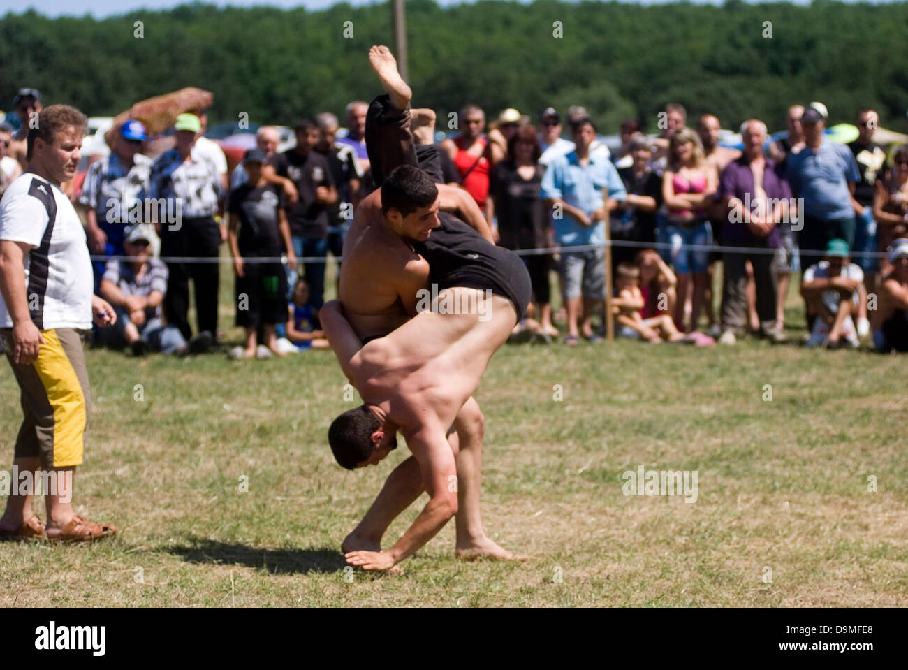 Cultura bulgara celebrazioni wrestling tradizionale di uomini e donne completa Foto Stock