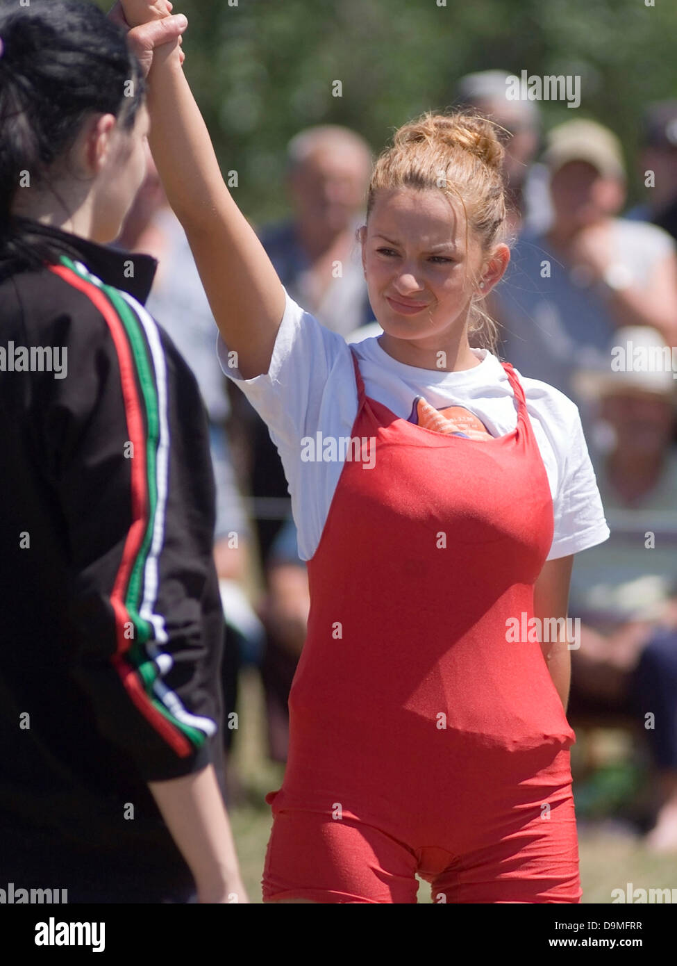 Cultura bulgara celebrazioni wrestling tradizionale di uomini e donne completa Foto Stock