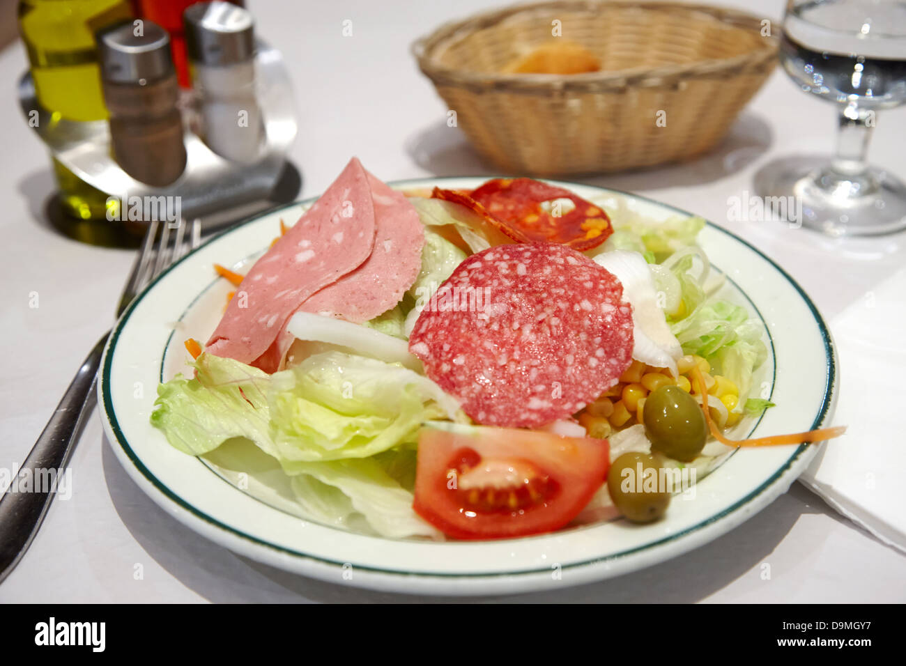 Insalata catalana compresi il chorizo e il salame di un ristorante set menu turistico a Andorra la Vella Andorra Foto Stock