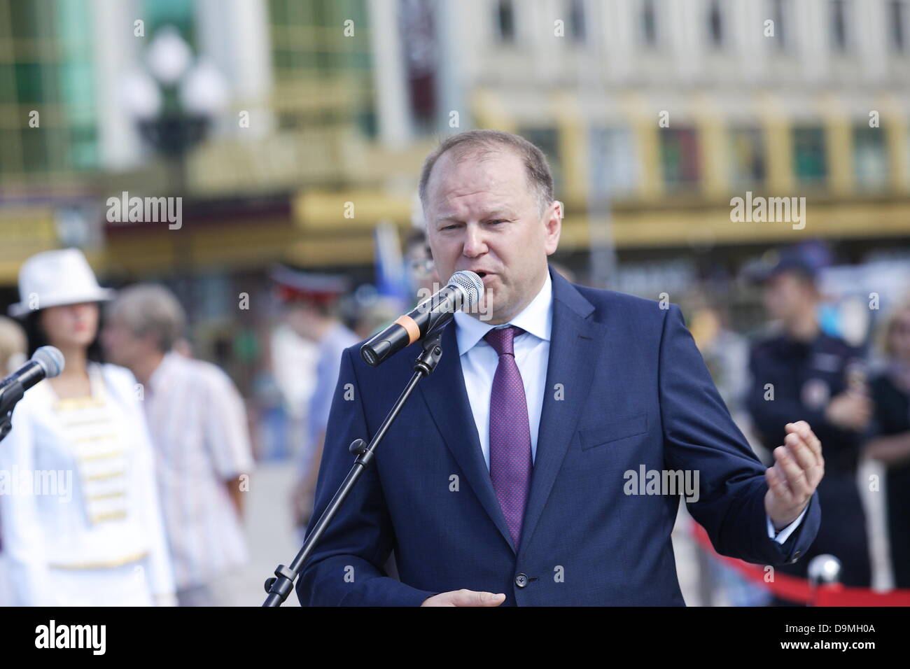 Kaliningrad, Russia 22nd, giugno 2013 Ordine di Vittoria montata la colonna sulla piazza della Vittoria nella regione di Kaliningrad come un ultimo stadio di Piazza della Vittoria di ricostruzione e di pagare tribiute alla II Guerra Mondiale sovietica Esercito Rosso veterani. Ordine di vittoria è stata la più alta decorazione militare assegnato per la II Guerra Mondiale il servizio in Unione Sovietica, raffigurato Nikolay Tsukanov - Kaliningrad;s Oblast governatore Credito: Michal Fludra/Alamy Live News Foto Stock