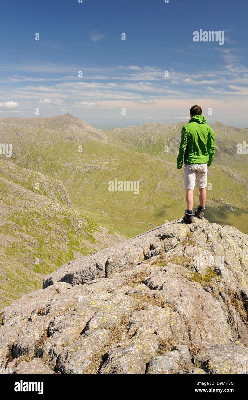 Walker su Scafell ammirando la vista sulla grande Moss in estate nel Lake District inglese Foto Stock