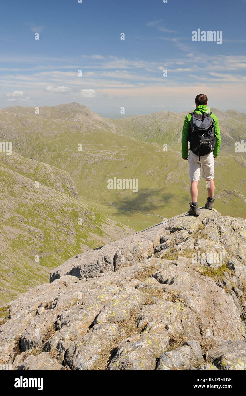 Walker su Scafell ammirando la vista sulla grande Moss in estate nel Lake District inglese Foto Stock