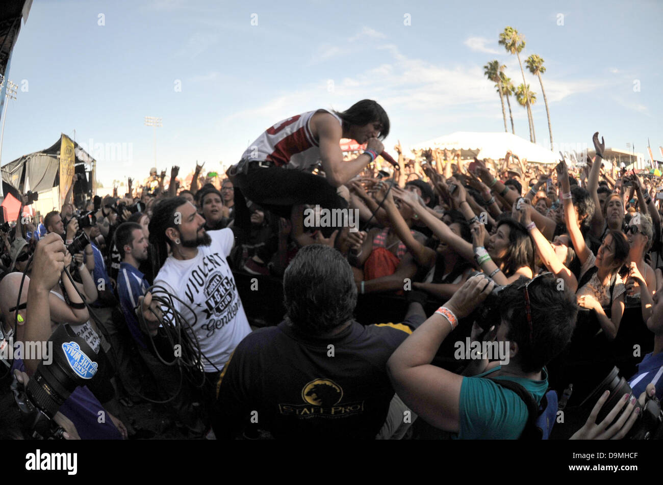 Giugno 22, 2013 - Pomona, California, Stati Uniti d'America - musicista- BEAU BOKAN cantante per Blessthefall è il centro di attenzione come egli lascia la fase di unirsi a ventole a Vans warped tour 2013, Pomona Fairplex, Pomona, California, Stati Uniti d'America, 21 giugno 2013..Credit immagine cr Scott Mitchell/ZUMA premere (credito Immagine: © Scott Mitchell/ZUMAPRESS.com) Foto Stock