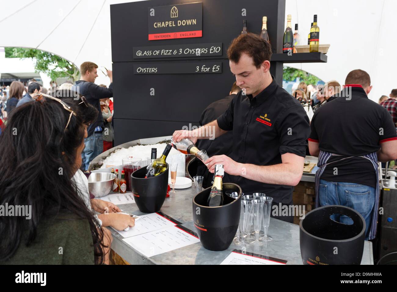 Londra, Regno Unito. Il 22 giugno 2013. Gusto di Londra 2013, visitatori Cappella del campione di vino verso il basso. La manifestazione si svolge ogni anno a Regents Park, dove 40 della città top ristoranti servono i loro migliori piatti per i visitatori di campione. Londra, Regno Unito. Il 22 giugno 2013. Foto: Paul Maguire/Alamy Live News Foto Stock