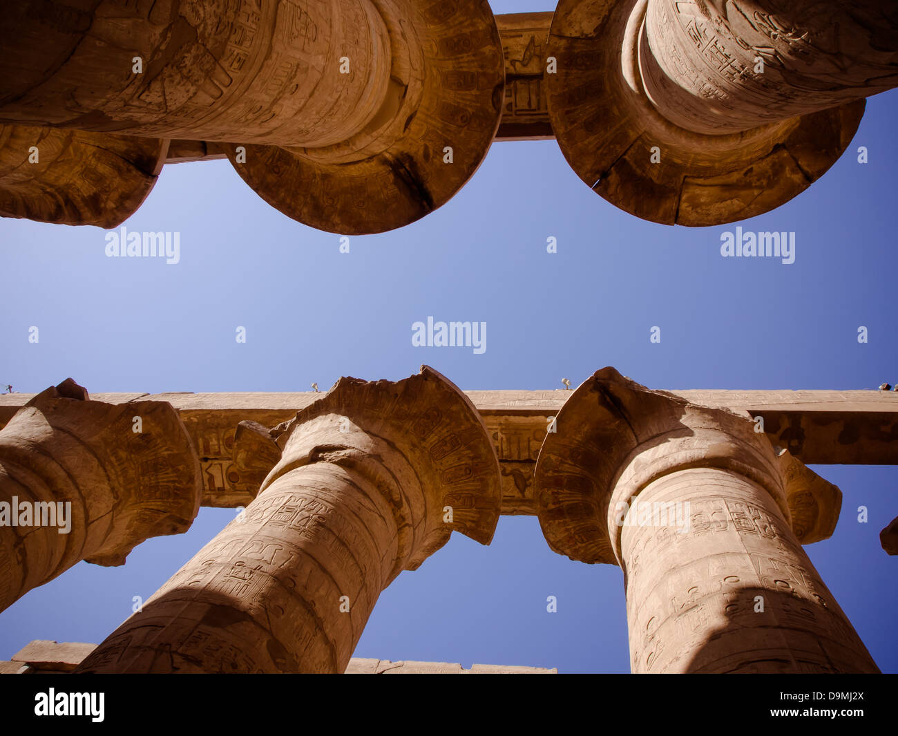 Guardando verso l'alto entro il Grande Hypostyle Hall presso il Tempio di Karnak Luxor Egitto Foto Stock