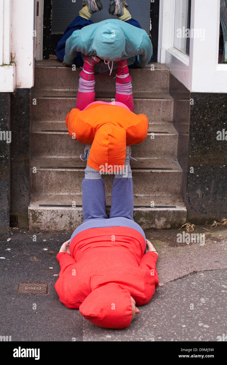 Bournemouth, Dorset UK 22 giugno 2013. I corpi negli spazi urbani del coreografo austriaco Willi Dorner vedono i corpi umani schiacciati nei nooks e nelle crannies dei più bei punti di riferimento di Bournemouth. Sbattendosi nei vani porta, nelle alcove e in qualsiasi spazio che possano trovare, gli artisti offrono interpretazioni diverse e spesso esilaranti dell'architettura urbana; prestazioni fisiche insolite in spazi insoliti del Pavilion Dance South West. Foto Stock