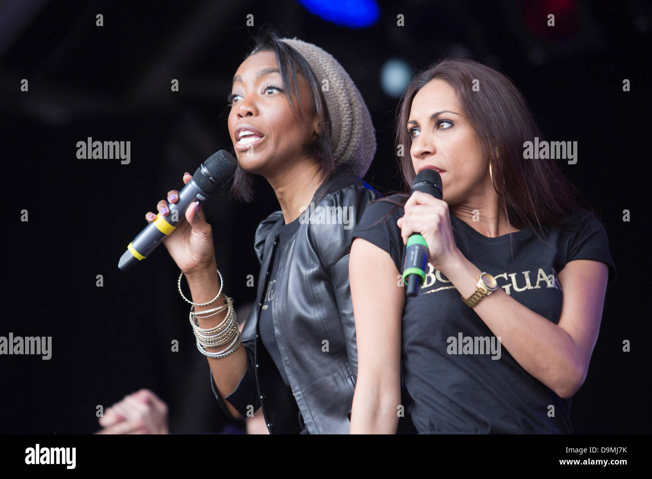 22 giugno 2013, Londra, Inghilterra. West End Live, spettacoli musicali a Londra in Trafalgar Square a promuovere i teatri del West End. Il cast del musical la guardia del corpo. Foto: Nick Savage/Alamy Live News Foto Stock