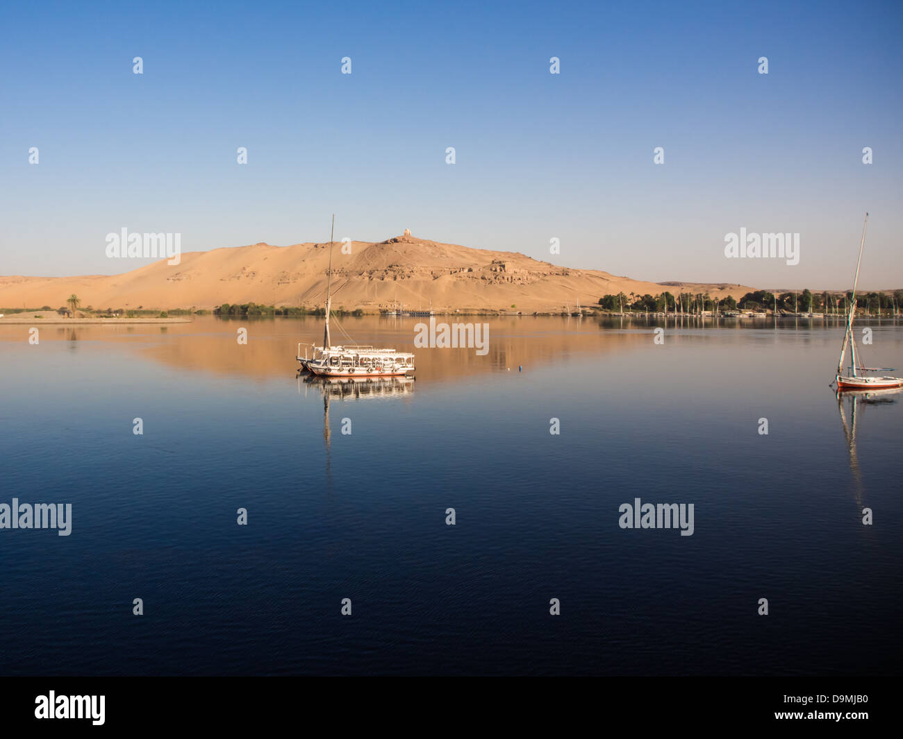 A ovest del fiume Nilo con le tombe dei nobili in Aswan Egitto Foto Stock