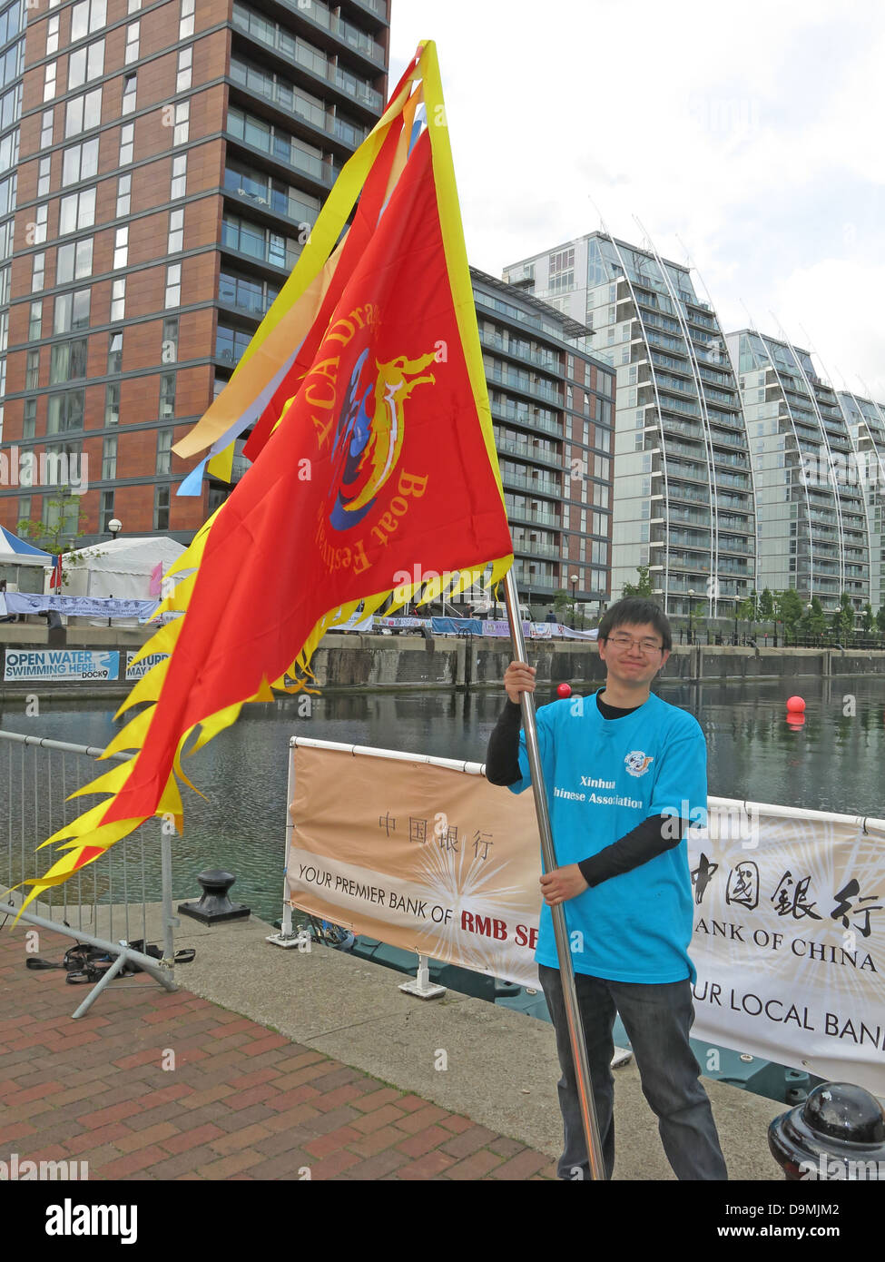 Battenti bandiera a Salford Quays Salford prima gara di dragon boat 16 giugno 2013, Manchester, Regno Unito Foto Stock