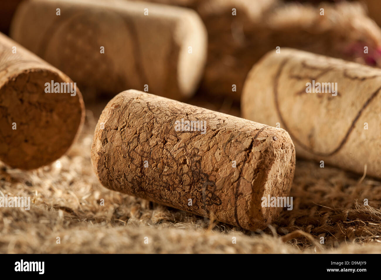 Rustico vino marrone tappi in un gruppo di grandi dimensioni Foto Stock