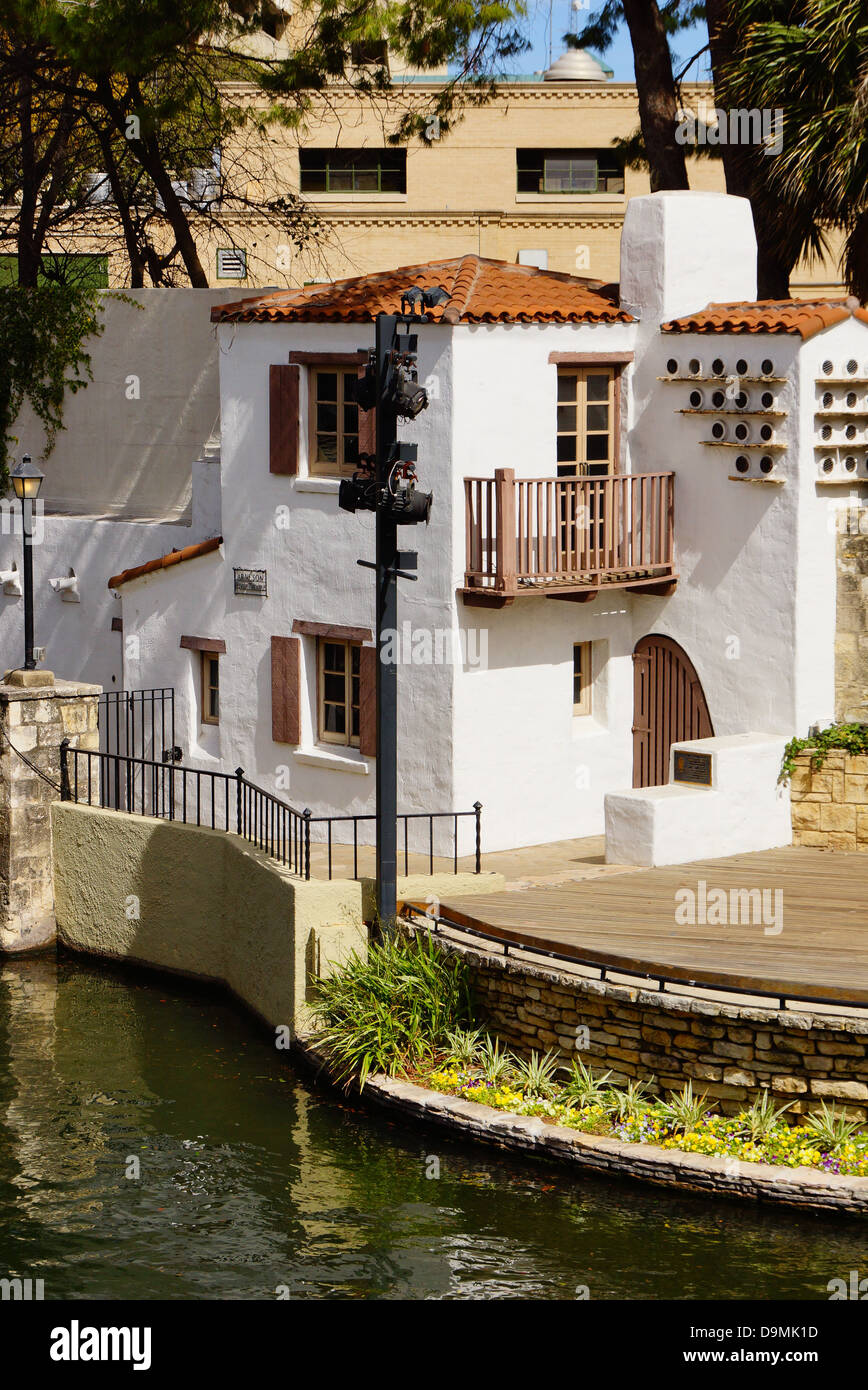 Di stile Spagnolo a casa su una San antonio riva del fiume Foto Stock