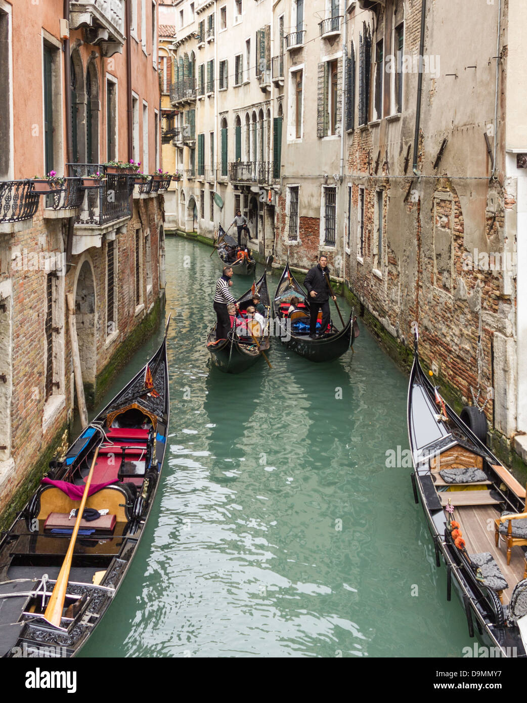 Le gondole stretto canale di Venezia Foto Stock