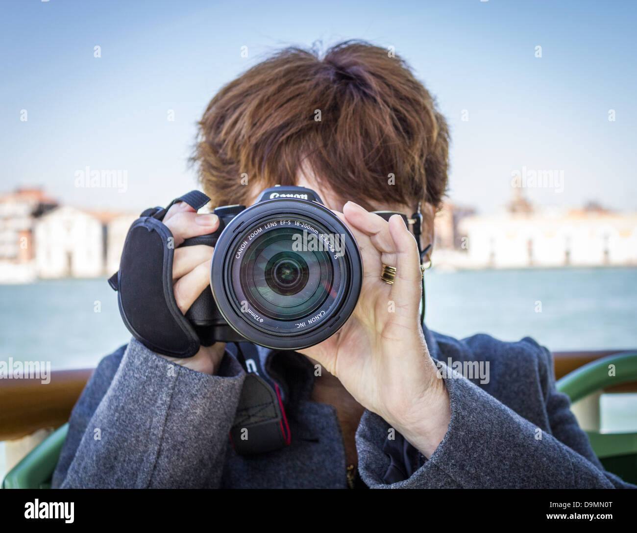 Faccia su immagine del fotografo femminile si concentra la fotocamera Foto Stock