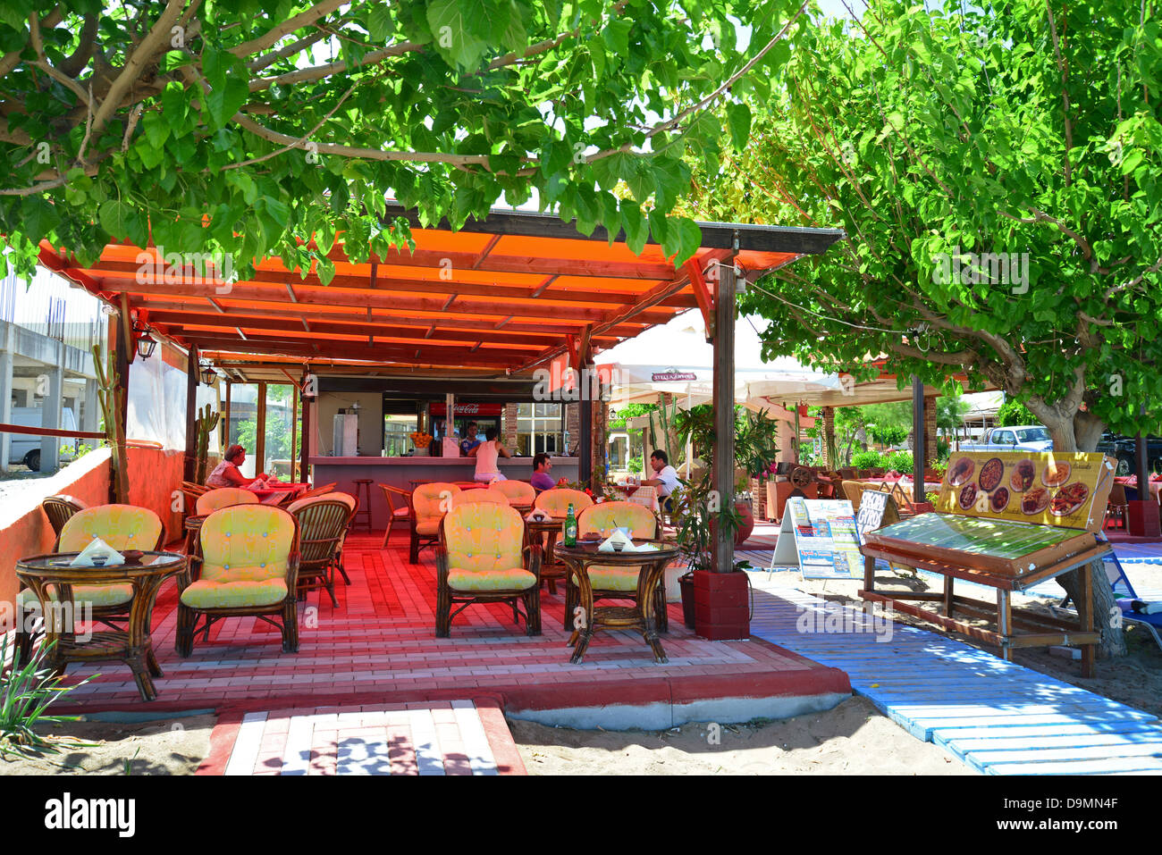 Il Beach bar sulla spiaggia di Faliraki, Faliraki Rodi (Rodi), del Dodecaneso, Egeo Meridionale Regione, Grecia Foto Stock