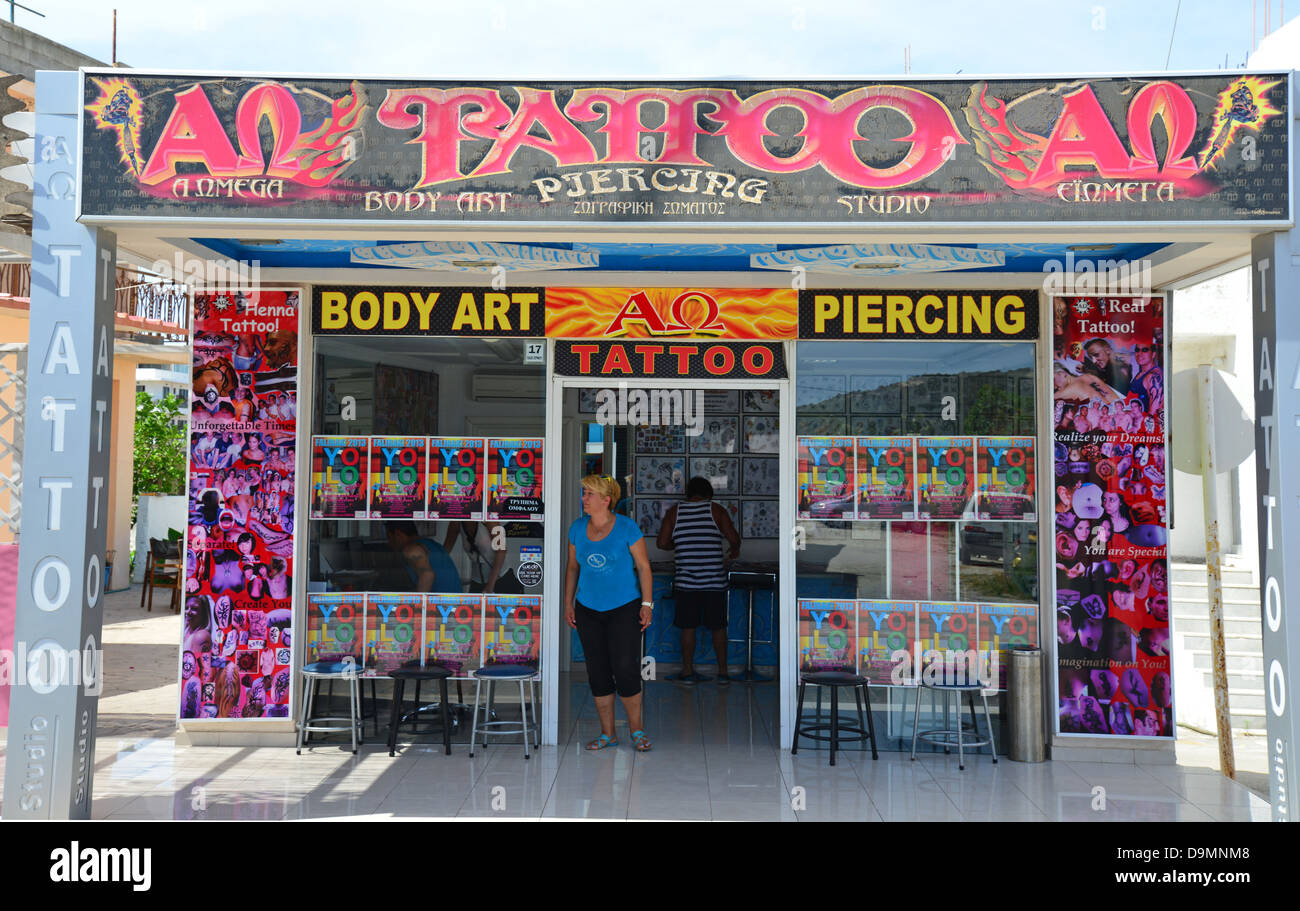 Salotto tattoo, Ermou Street, Faliraki, Rodi (Rodi) Regione, del Dodecaneso, Egeo Meridionale Regione, Grecia Foto Stock