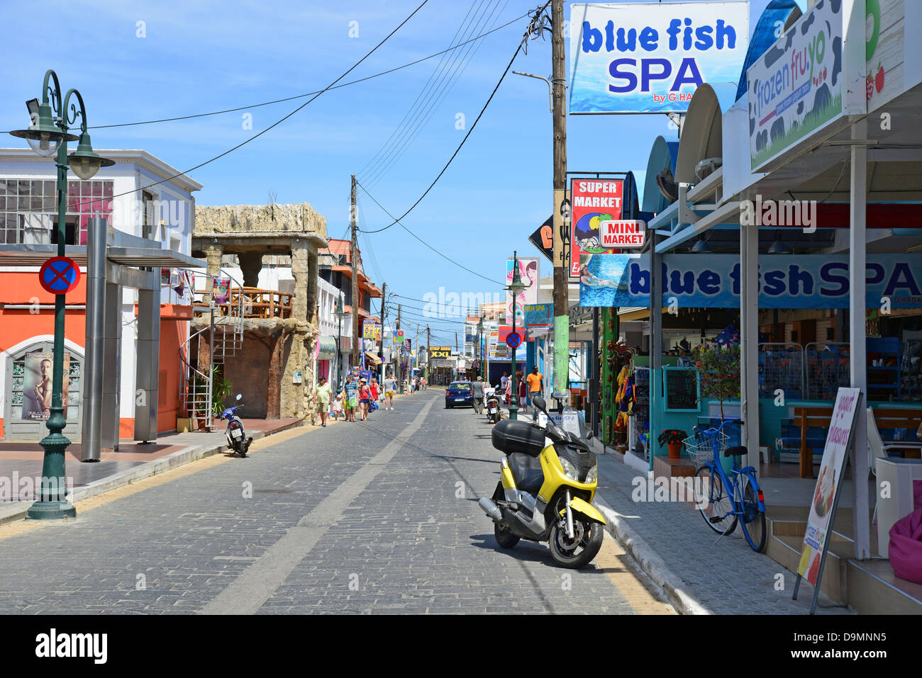 Resort e centro città, Ermou Street, Faliraki, Rodi (Rodi) Regione, del Dodecaneso, Egeo Meridionale Regione, Grecia Foto Stock