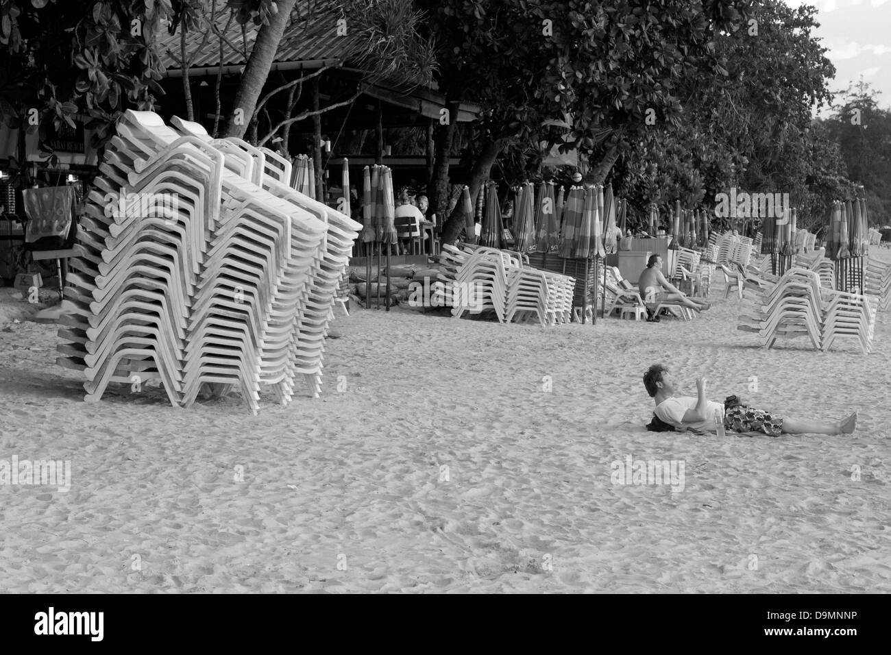 Turismo a prendere il sole sulla spiaggia di Patong a Phuket Foto Stock