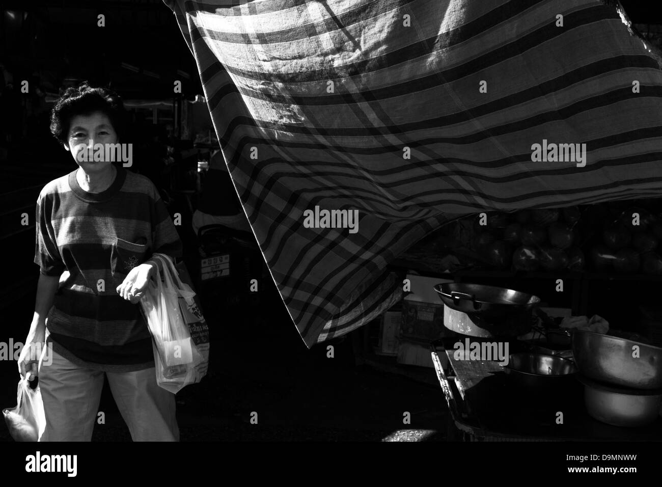DOWNTOWN MARKET, Phuket Town, Phuket, Tailandia: 19 Aprile 2013: una donna fa la spesa nel tardo pomeriggio a Downtown Market Foto Stock