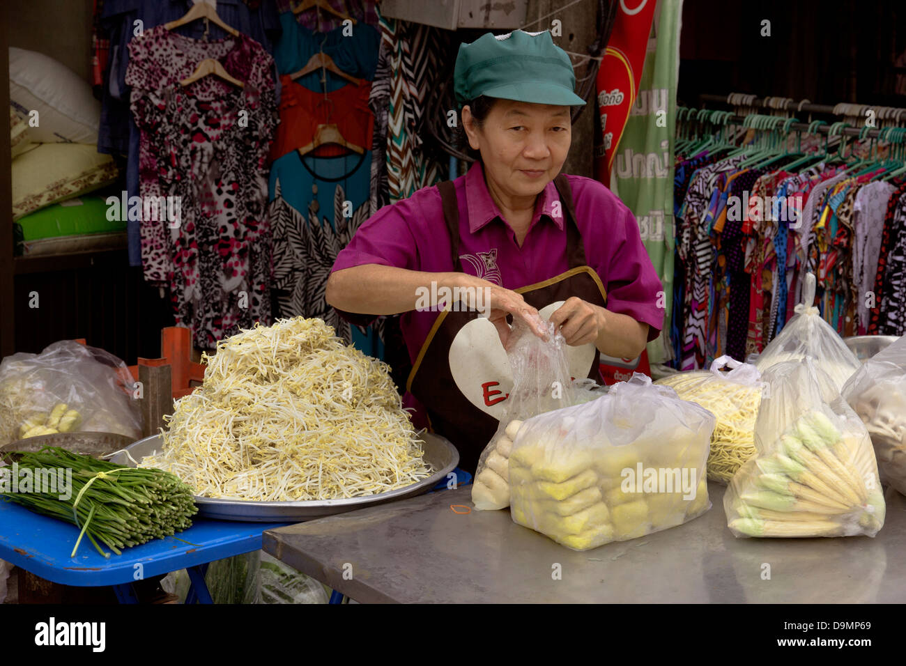 DOWNTOWN MARKET, Phuket Town, Phuket, Tailandia: 19 Aprile 2013: mercato fornitore di stallo riempie sacchetti con tofu fresco Foto Stock