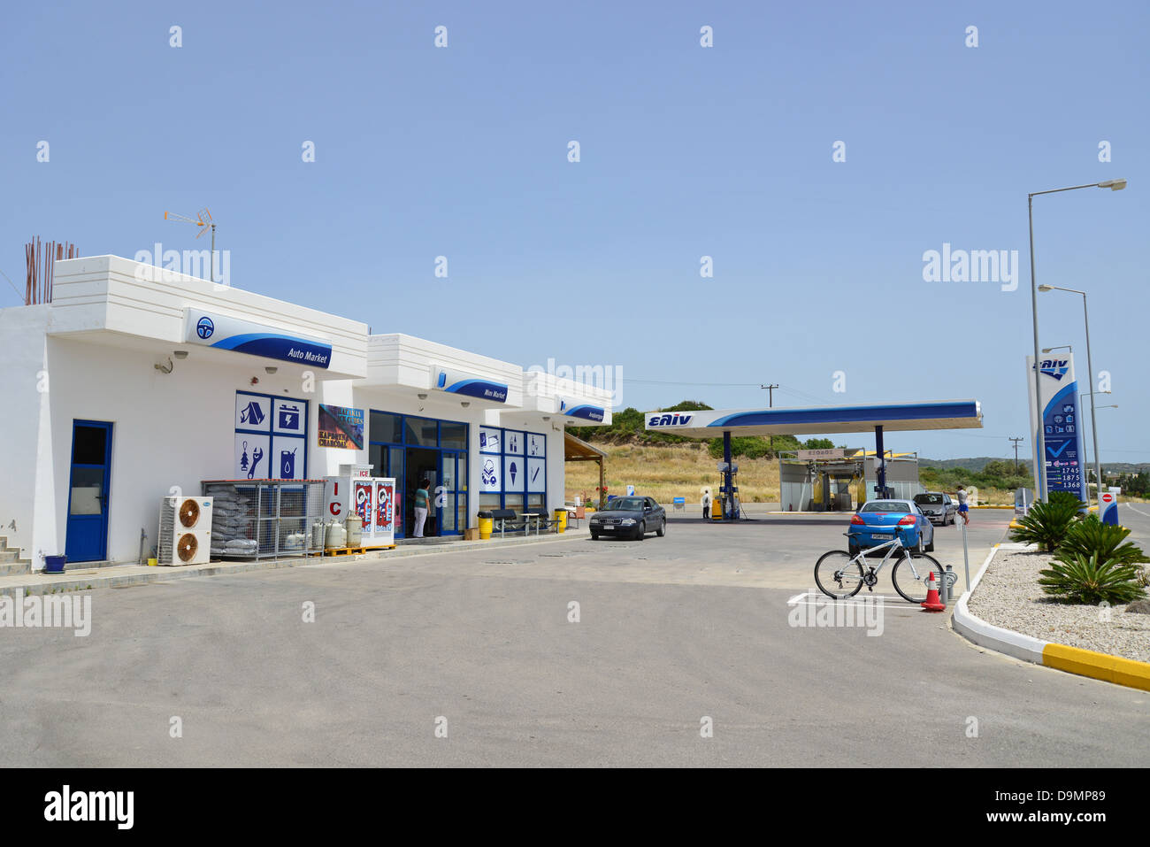 Moderna stazione di servizio sulla strada principale vicino a Gennadi, Rodi (Rodi) Regione, del Dodecaneso, Egeo Meridionale Regione, Grecia Foto Stock