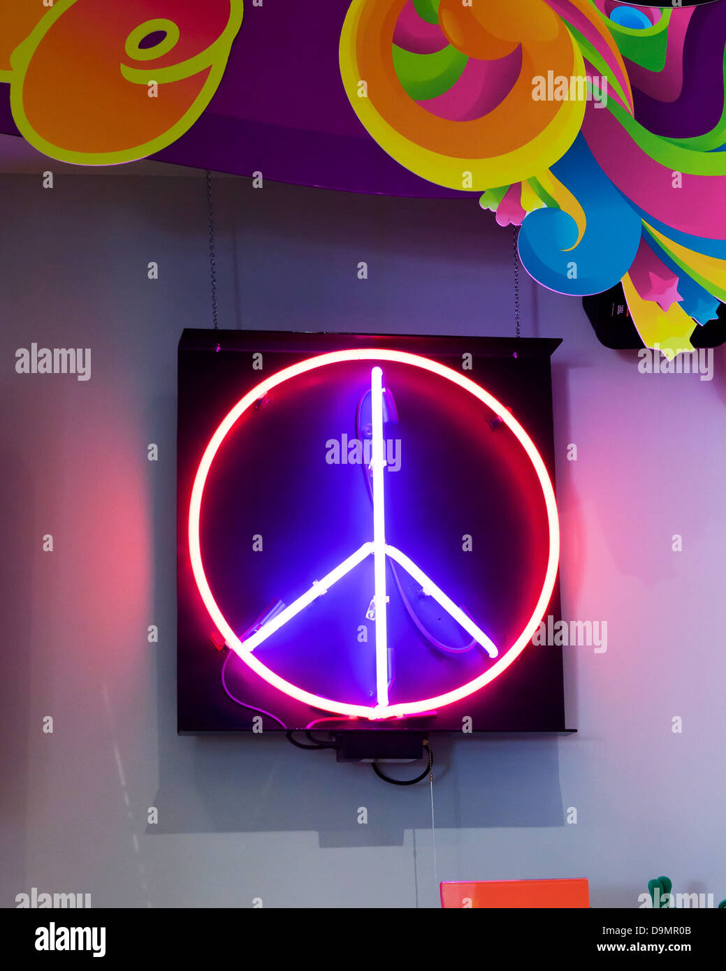 Segno di pace al neon Foto Stock